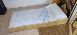 Mesa baja pedestal piedra y madera