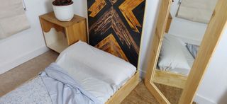 Mesa baja pedestal piedra y madera