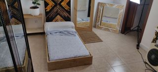 Mesa baja pedestal piedra y madera