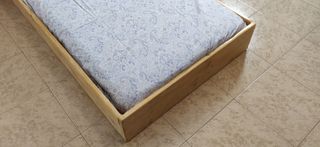 Mesa baja pedestal piedra y madera