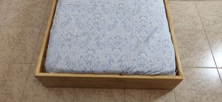 Mesa baja pedestal piedra y madera