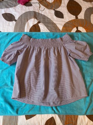 blusa con hombros descubiertos a rayas