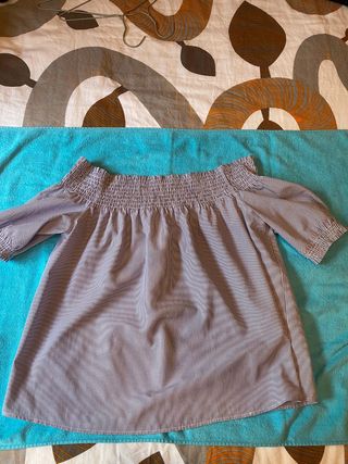 blusa con hombros descubiertos a rayas