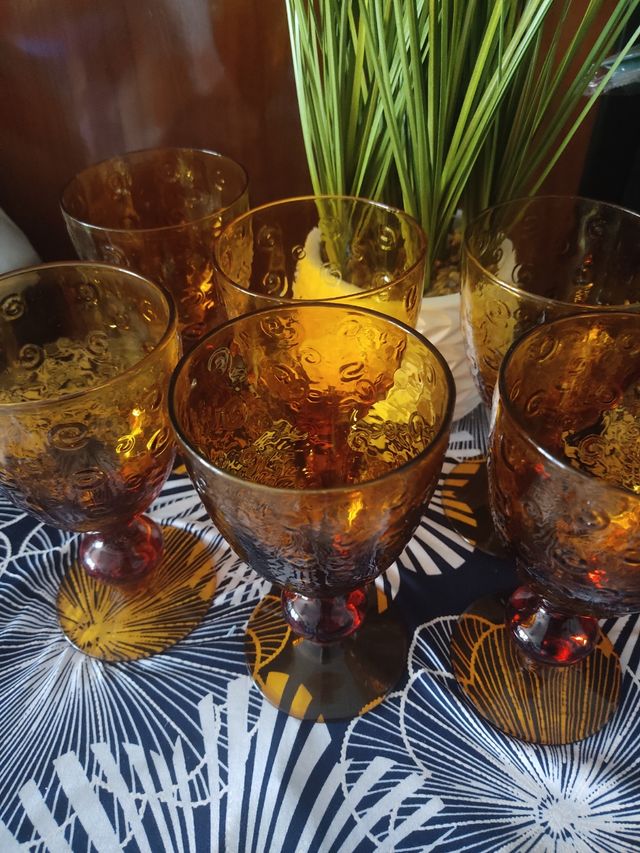 juego de copas de color caramelo