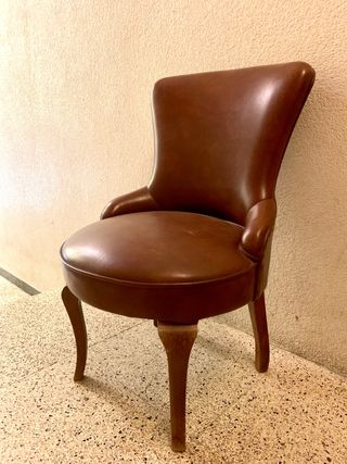 Silla vintage tapizada en cuero marrón