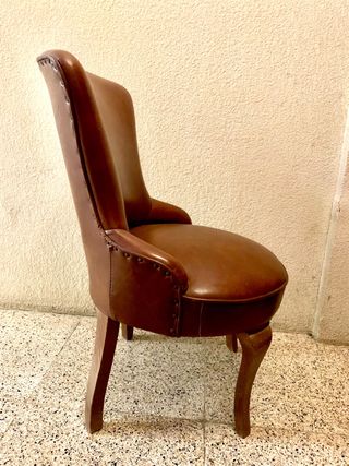 Silla vintage tapizada en cuero marrón