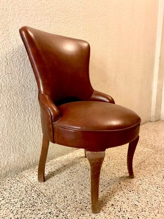 Silla vintage tapizada en cuero marrón