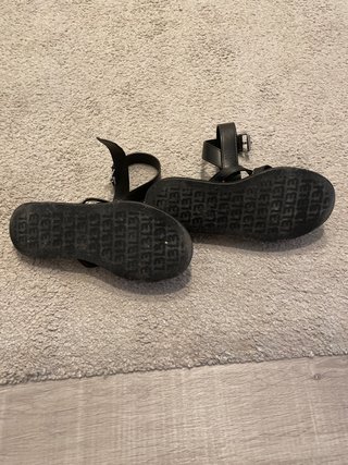 Sandalias negras. Bimba y Lola