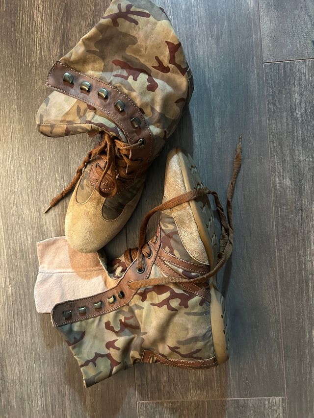 Deportivas de bota de camuflaje .