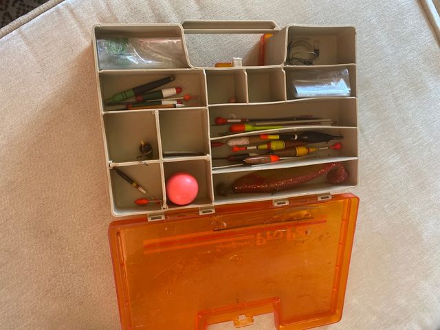 Caja y material de pesca