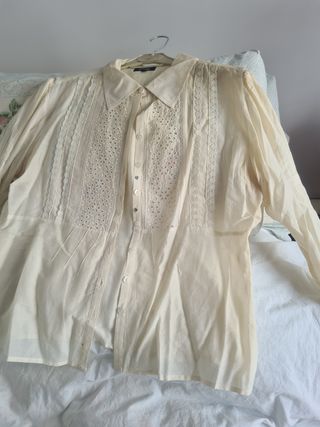 Blusita bordada romántica