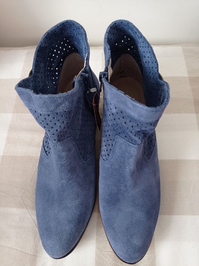Botines azules.