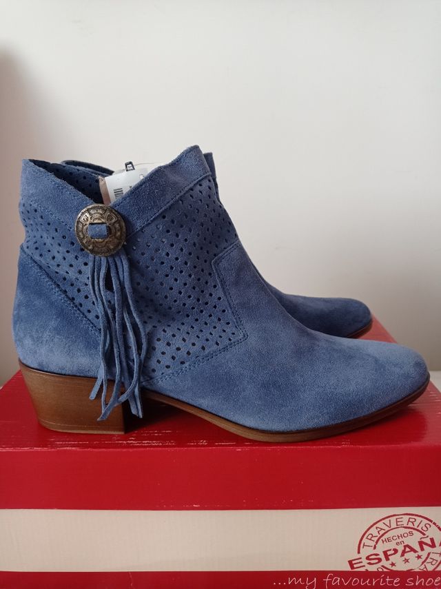 Botines azules.