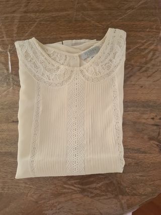 Blusita con encaje.