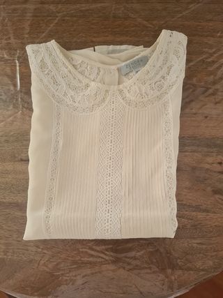 Blusita con encaje.