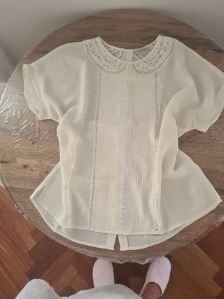 Blusita con encaje.