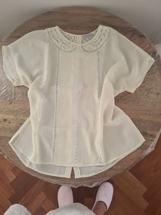 Blusita con encaje.