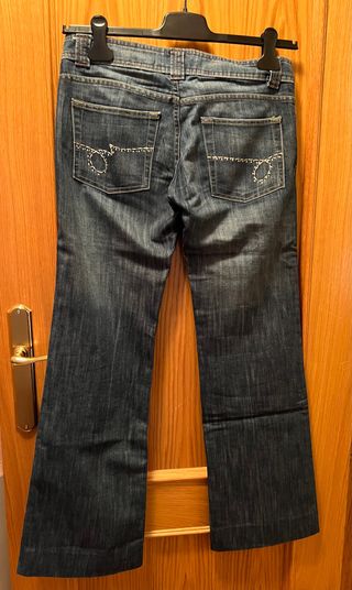 Pantalón vaquero azul detalle bordado