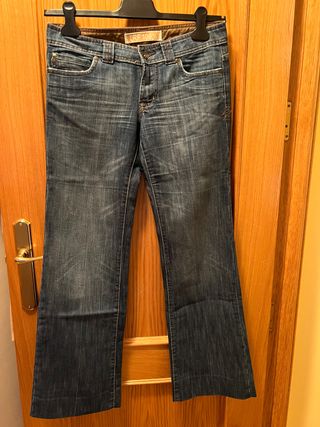 Pantalón vaquero azul detalle bordado