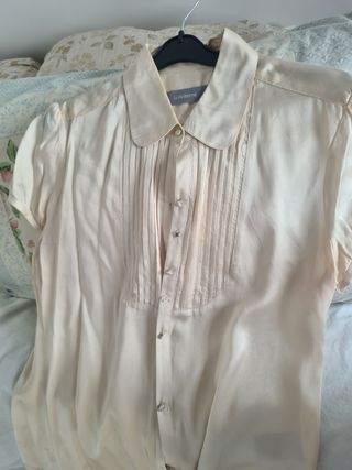 Blusita de gasa color crema.