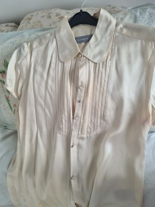 Blusita de gasa color crema.