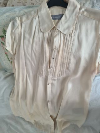 Blusita de gasa color crema.