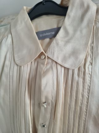 Blusita de gasa color crema.