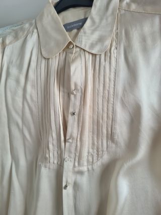 Blusita de gasa color crema.