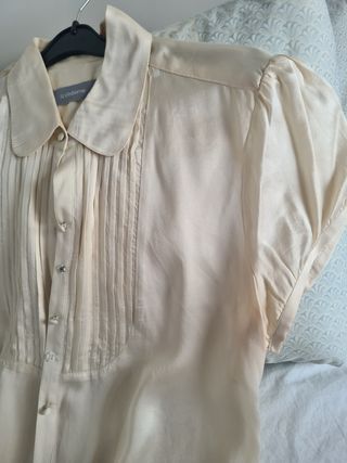 Blusita de gasa color crema.