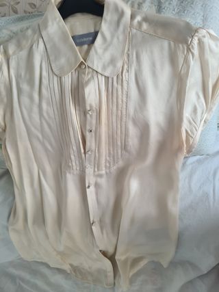 Blusita de gasa color crema.