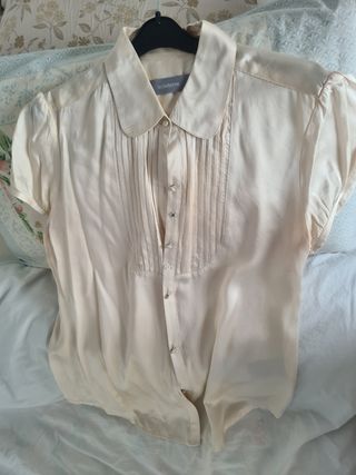 Blusita de gasa color crema.