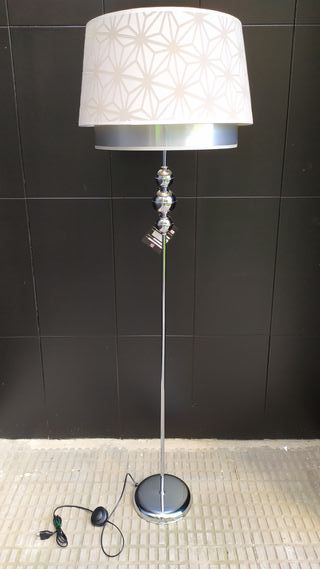 Lámpara de pie (exposición)