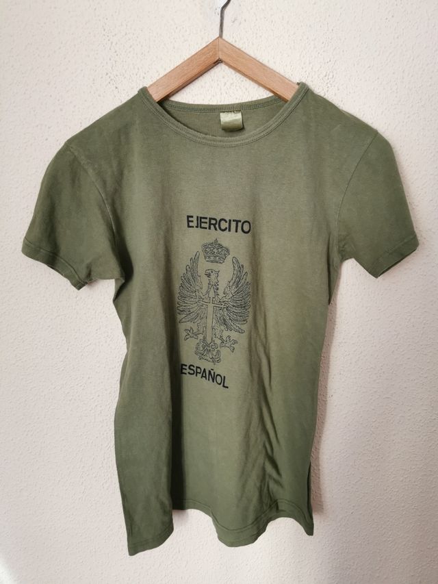 Camiseta militar talla pequeña.