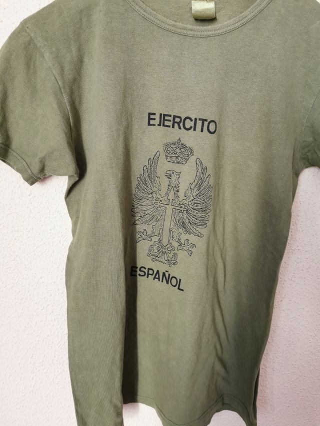 Camiseta militar talla pequeña.