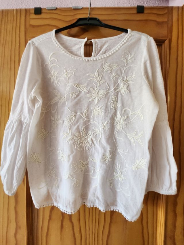 Blusa con pedrería y bordado