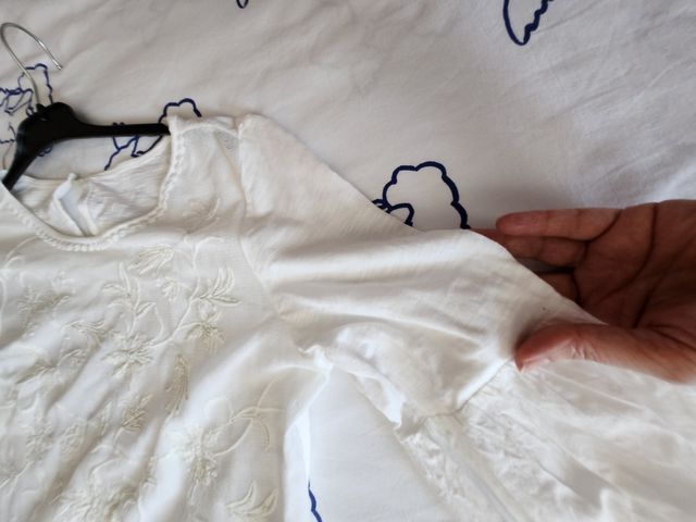 Blusa con pedrería y bordado