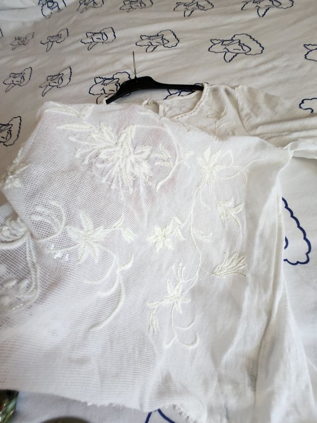 Blusa con pedrería y bordado