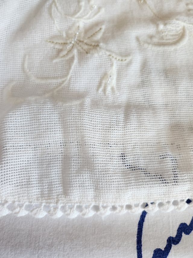 Blusa con pedrería y bordado