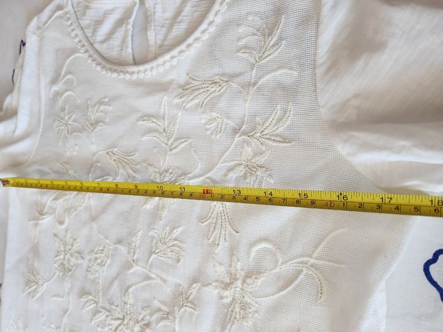 Blusa con pedrería y bordado