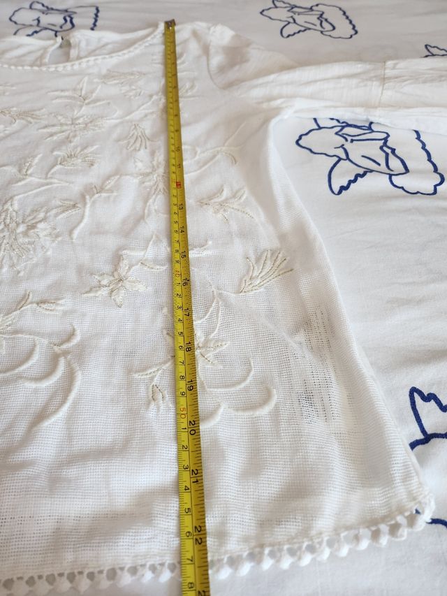 Blusa con pedrería y bordado