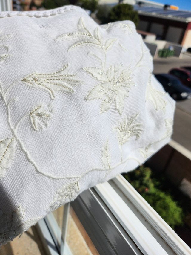 Blusa con pedrería y bordado