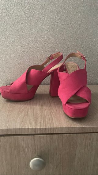 Zapatos como nuevos puestos en una ocasión
