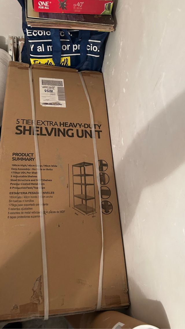 Estante de metal e madeira