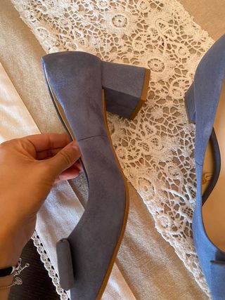 Zapato de salón tacón cuadrado ante 
