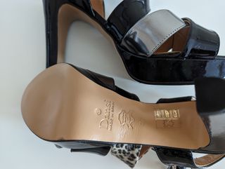 Sandalias tacón piel y charol a estrenar.