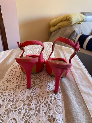 Sandalia de tacón con plataforma coral