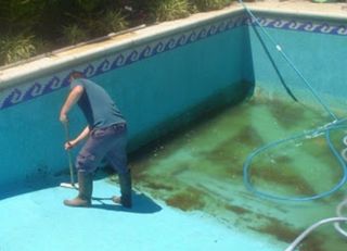 mantenimiento, limpieza de piscina ,no tires agua