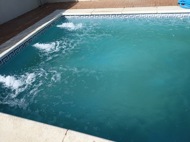 mantenimiento, limpieza de piscina ,no tires agua