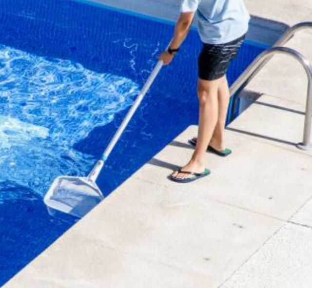 mantenimiento, limpieza de piscina ,no tires agua