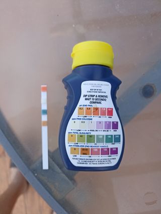 mantenimiento, limpieza de piscina ,no tires agua